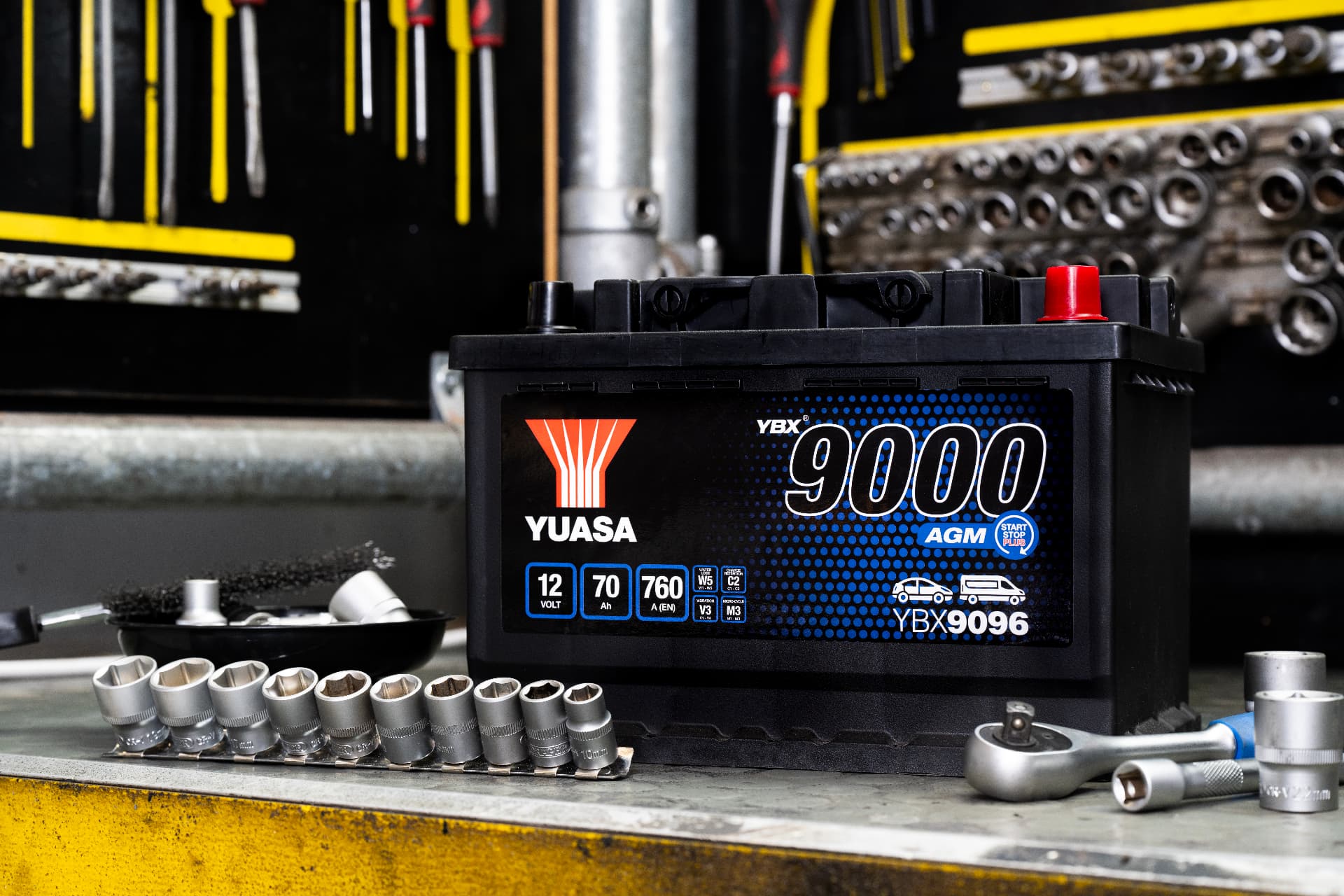 Yuasa YBX9000 AGM batteri på verkstadsbänk